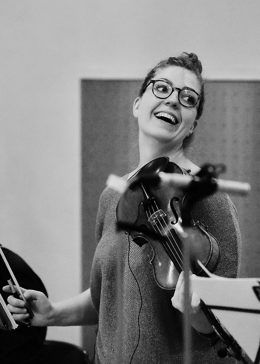 Caroline Mège-McCormick en répétition, violon à la main, riant
